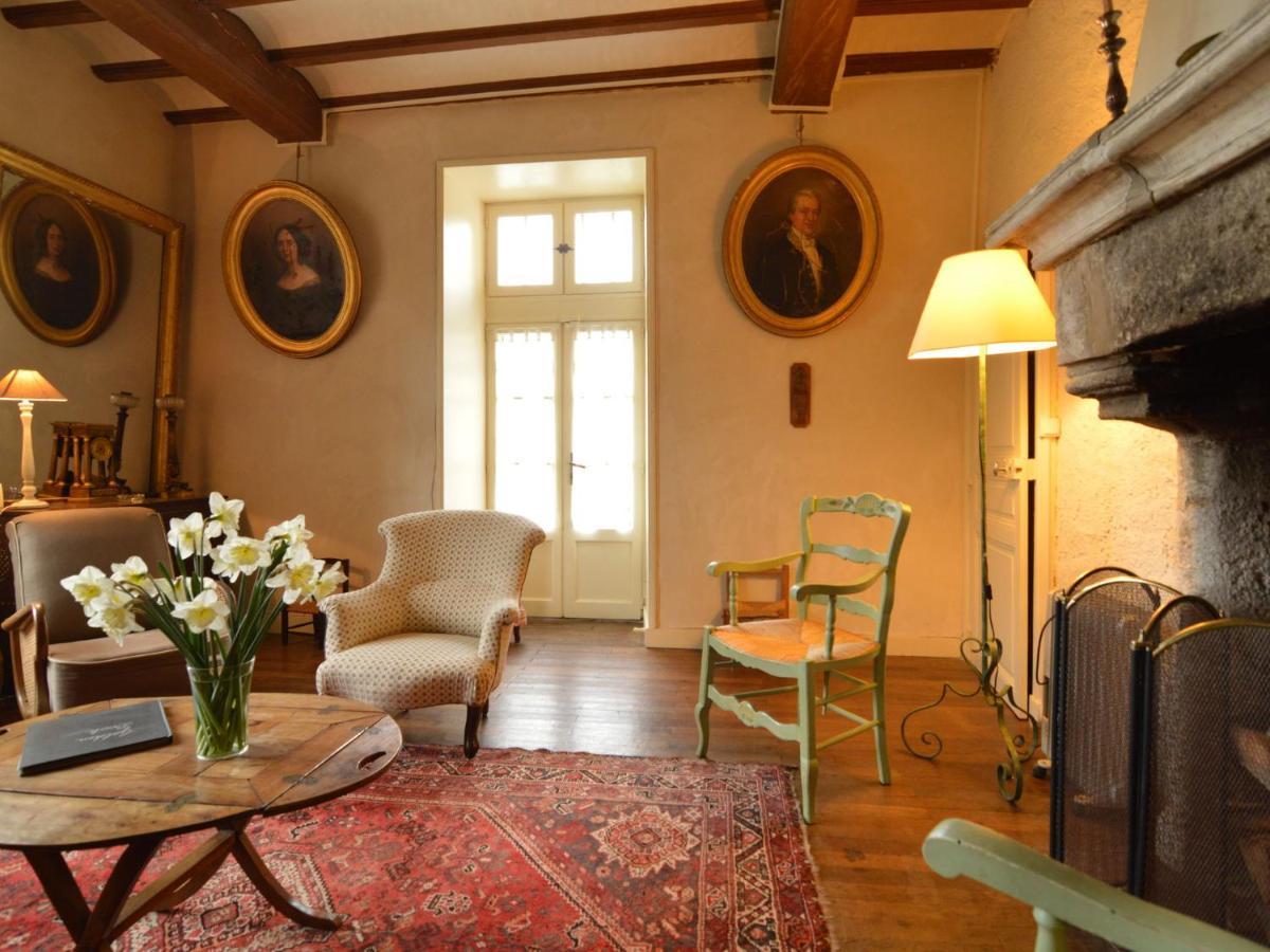 Magnificent Holiday Home With Pool Saint-Paul-du-Bois 객실 사진